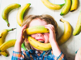 bambino-mangia-banane