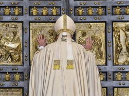Papa-Francesco_apre-porta-basilica-s-pietro_giubileo-2015